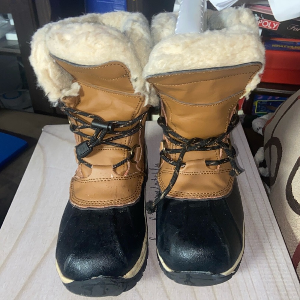 Kids Youth Tan Bearpaw boot..